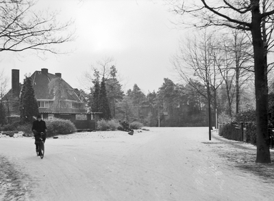 129793 Gezicht in de Nachtegaallaan te Bilthoven (gemeente De Bilt), met links de Dr. Van Melchiorbank, tijdens ...